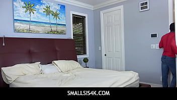 Abspielen Smallsis4k - die Stiefgeschwister Dani Blue und Sophia Sweet plündern das Zimmer ihres Stiefbruders