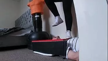 Reproducir Cara de corazón cruel pateando y pisoteando