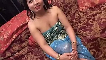 再生 ぽっちゃりインド人妻が2本のチンポで夫を騙す
