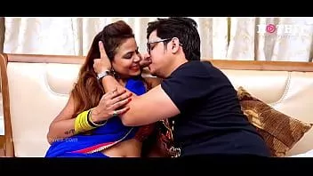 play ভারতীয় ভাবী স্বামীর ভাইকে আমন্ত্রণ জানিয়েছেন