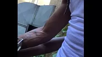 Reproduzir Por que o irmão dela espera do lado de fora de seu saco