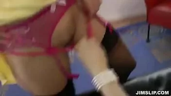 Riproduci Due prostitute in lingerie scopano con un vecchio