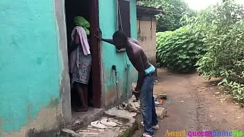 Jouer Mon voisin m'a regardé apporter l'eau de mon bain dans notre salle de bain locale et il m'a suivi en me cachant pour voir ma nudité, jusqu'à ce qu'il soit récupéré par un autre voisin