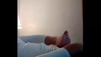 play डेरेक रूसो तब तक झटके मारता है जब तक वह सह नहीं लेता