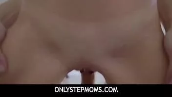 Putar Onlystepmoms - anak tiri tertangkap oleh ibu tirinya vera king menyentak kemaluannya