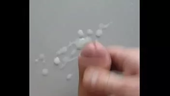 Reproducir Masturbación con la mano en la mesa gran carga de esperma pequeño dick