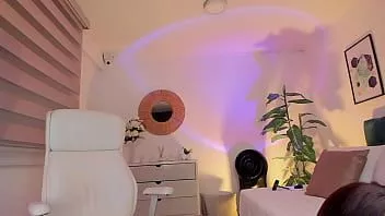 play O adolescentă drăguță, domnișoara Charlotte, se masturbează online în camera ei pentru a se ejaja