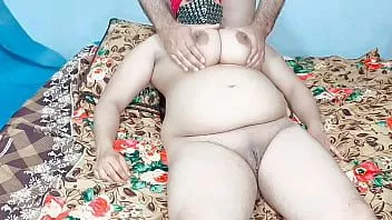 Reproducir Masaje de grandes tetas con aceite y follada en estilo perrito