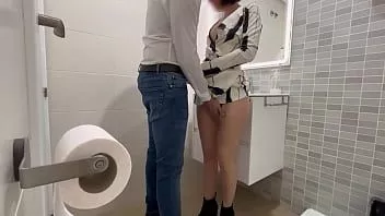 Abspielen Ich sage dem Restaurantkellner, dass ich im Badezimmer auf ihn warten werde, um ihn zu ficken und ihm einen zu blasen, bis er mit dem Abspritzen fertig ist