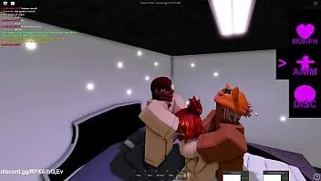 play Una chica al azar hace un trío en roblox