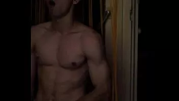 play Il ragazzo si diverte mentre la sua matrigna non è a casa