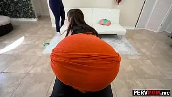 Abspielen Stiefmutter und Stieftante geben ihrem Stiefsohn den tollsten Geburtstags-Blowjob