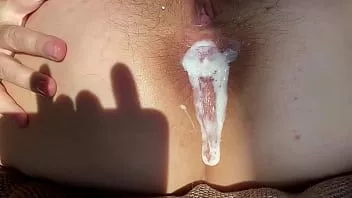 Abspielen Sie führen ein Analspekulum in mein haariges Analloch ein und ficken mich in den Arsch. Mein Anal wird geräumig, weiße Sahne fließt heraus, ich will Analsex.