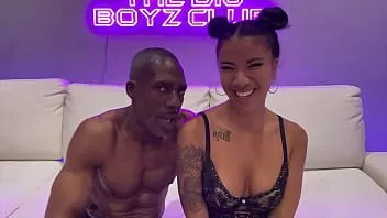 Reproducir Entrenador cardher y ameena green en el club de chicos grandes