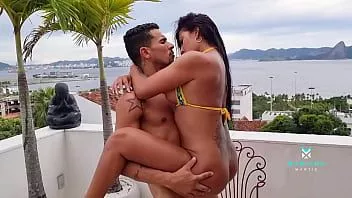 再生 ブラジルの屋外ジャグジーでファック - しー!!隣人に気をつけて - マリアナ・マルティクス