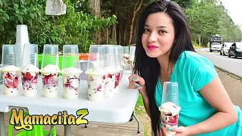 play Mamacitaz - (جوليانا دافيلا ، بيدرو نيل) - الجمال اللاتيني يريد قضيبه بشدة بعد أن أغراها في السوق