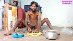 চালান চর্মসার অপেশাদার রাজেশ প্লেবয় 993 তার বড় আনকাট ডিক দিয়ে একটি মশলাদার তরকারি রান্না করার সময় নগ্ন হয়ে যায়
