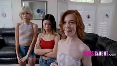 play La pequeña hermanastra y sus pequeñas amigas en un gangbang duro