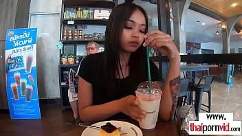 Abspielen Inked amateur thai teen miw bietet ihrem europäischen Liebhaber Dessert an