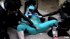 Redare Orgie japoneză de cosplay: o fetiță cu păr de corb în uniformă se coboară cu jucării sexuale și degete