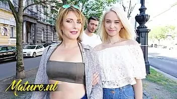Jouer Belle-mère et belle-fille françaises partagent une bite dans un trio anal