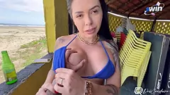 play La Latina sexy se fait coquine dans le kiosque de plage abandonnée - Creampie dure et facial cummy!