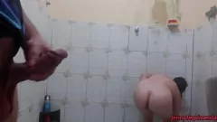 Jouer Step-mom se fait prendre dans la douche, le fils ne peut pas résister à son cul parfait