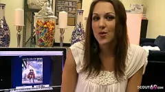 play 大きなペニスをした年上の男は、巨大なクリトリスでピアスのティーンからピアスのティーンを与えます