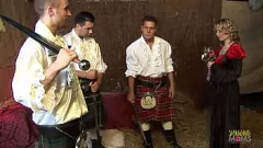 Reproduzir Quarteto suado: Blonde MILF, enlouquecido, pega dupla penetração com meias