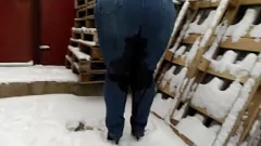 Abspielen Mollige Milf pisst in der Öffentlichkeit: Kinky Outdoor -Fetisch