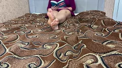 再生 ブルネットの熟女が白いショートパンツで脚を広げてパイパンを露出
