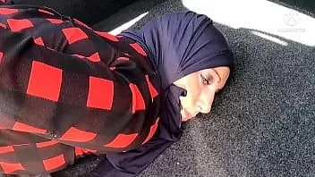تشغيل يا إلهي !! الزوجة المسلمة الخائنة التي يجدها مربوطة في جذع جارها ، سوف تحملها ...