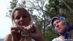 Abspielen Samantha Jolies wildes Outdoor-Abenteuer mit Opa und Oma in öffentlicher Dogging-Action