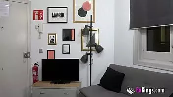 play Une fille de 19 ans avec un petit ami jaloux fait son premier casting porno