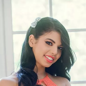 अभिनेता Gina Valentina